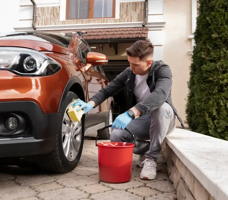 Lavage auto à domicile Villefranche-de-Panat : professionnel intervenant sur un véhicule